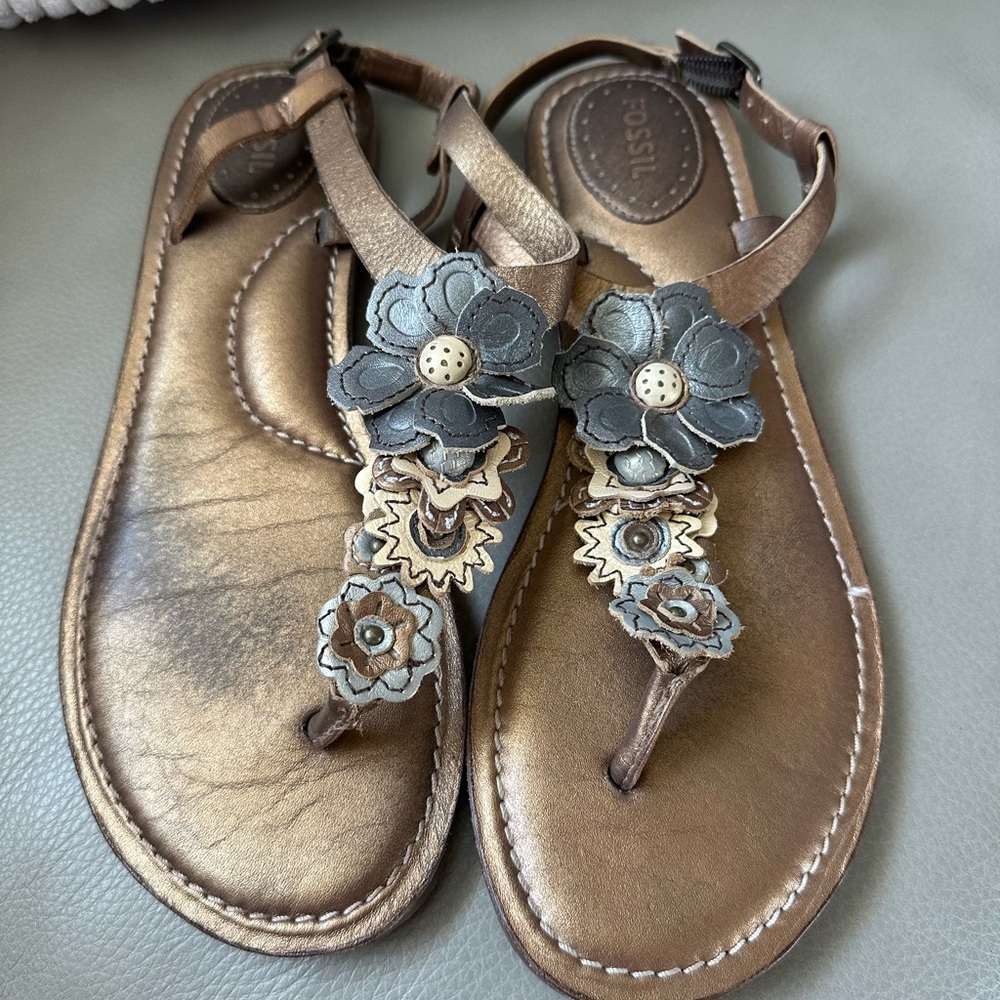 Women’s size 8.5 Fossil gold/bronze/silver Floral Sandals with Ankle Straps